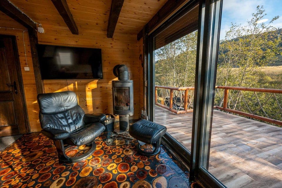 TV and multimedia, Living room, Seating area, Mountain view