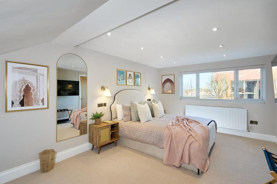 Bed, TV and multimedia, Photo of the whole room, Seating area, Bedroom