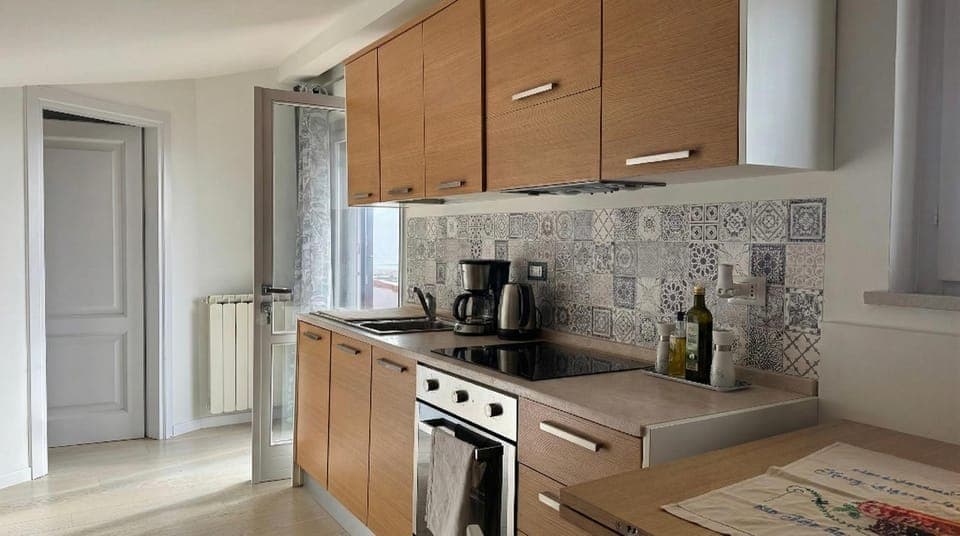 Coffee/tea facilities, Kitchen or kitchenette, stove