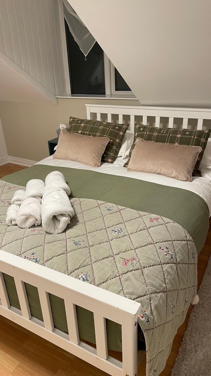 Photo of the whole room, Bedroom, towels