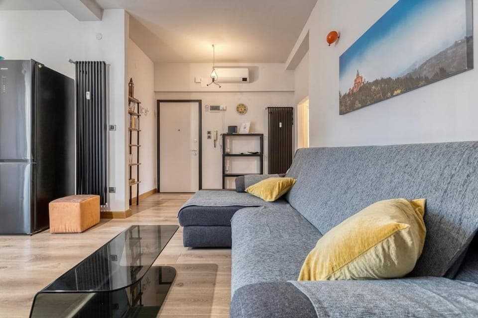 TV and multimedia, Kitchen or kitchenette, Living room, Seating area, air conditioner