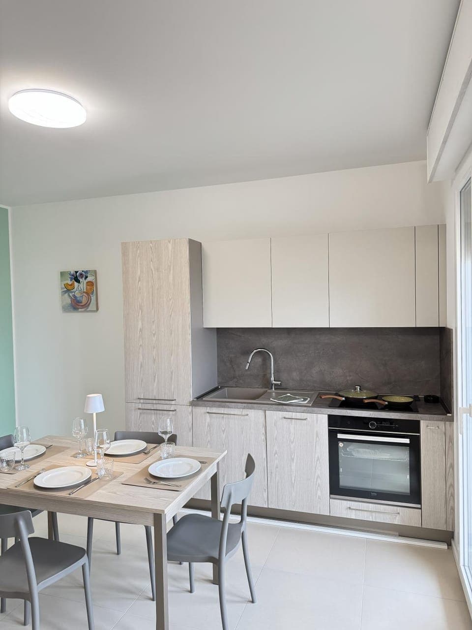 Kitchen or kitchenette, Dining area