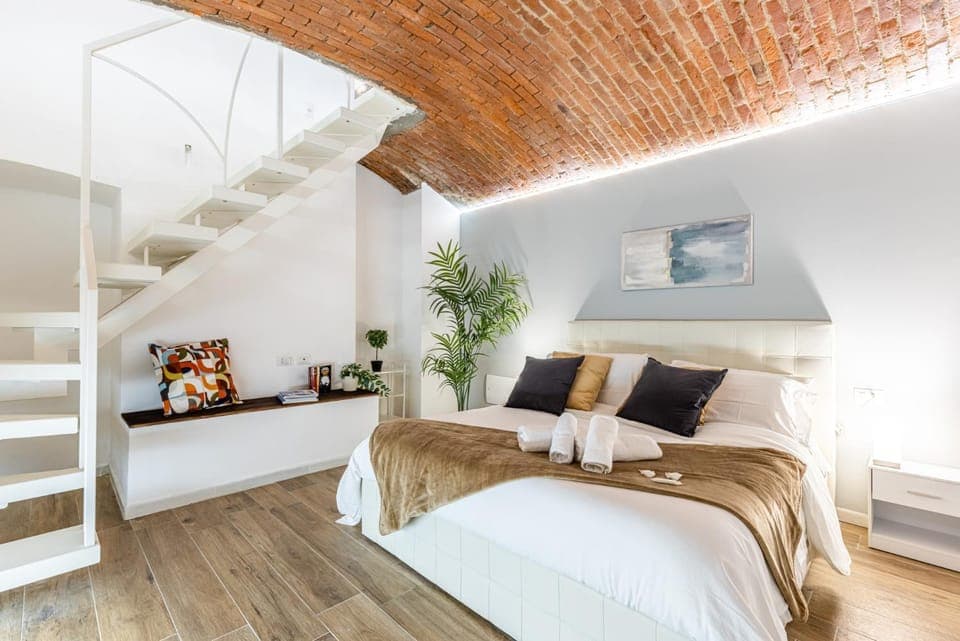 Bed, Living room, Photo of the whole room, Seating area, Bedroom