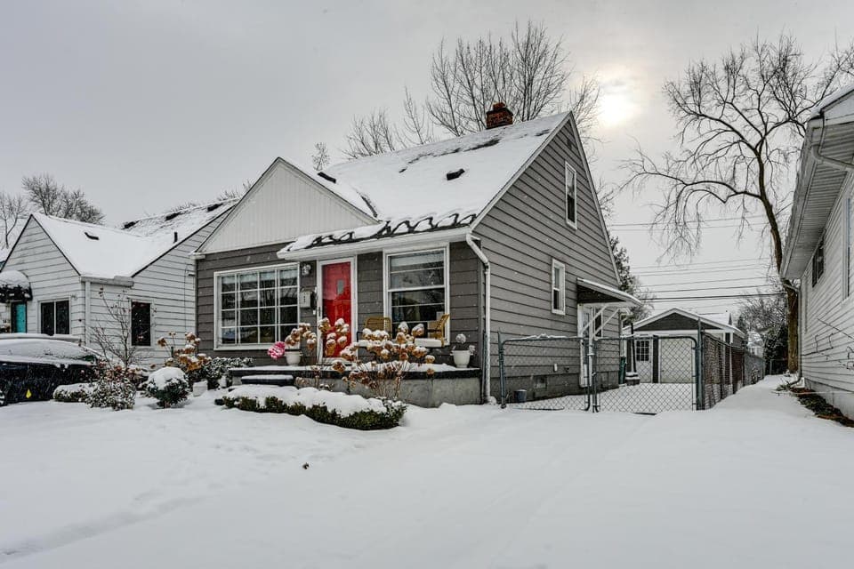 Mid-Century Family Bungalow: Desirable Birmingham! House in Royal Oak