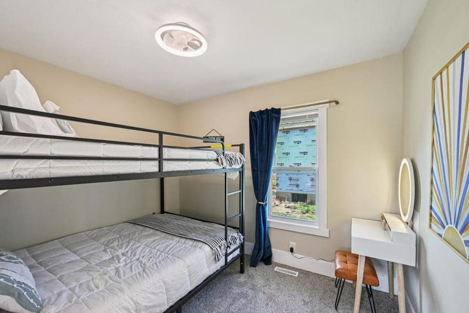 Bedroom, bunk bed