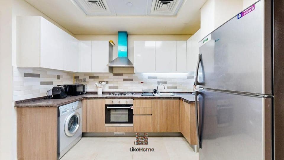 Family-Friendly 2BR in Azizi Plaza with Pool & Gym Apartment in Dubai