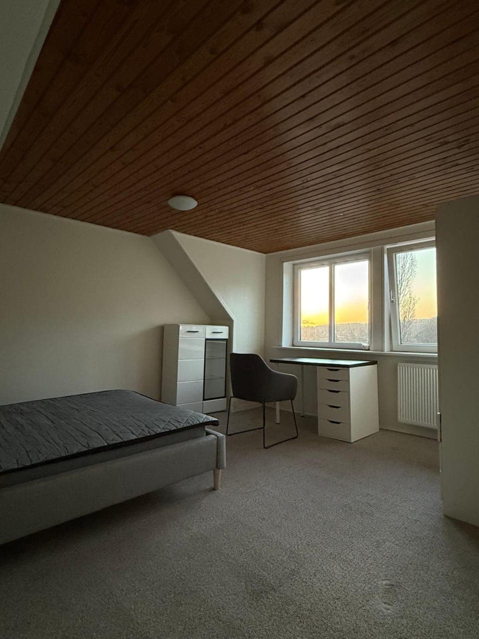 Bed, Photo of the whole room