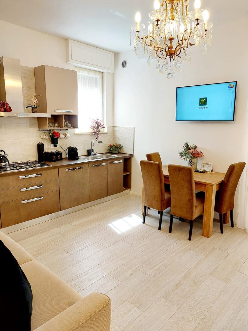 TV and multimedia, Kitchen or kitchenette, Living room, Seating area, Dining area, stove