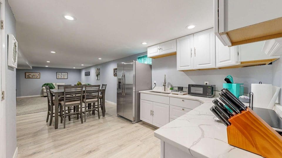 Kitchen or kitchenette, Dining area, microwave