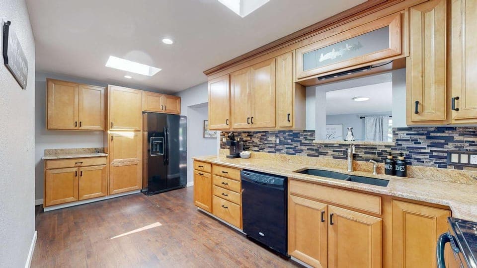 Kitchen or kitchenette, dishwasher