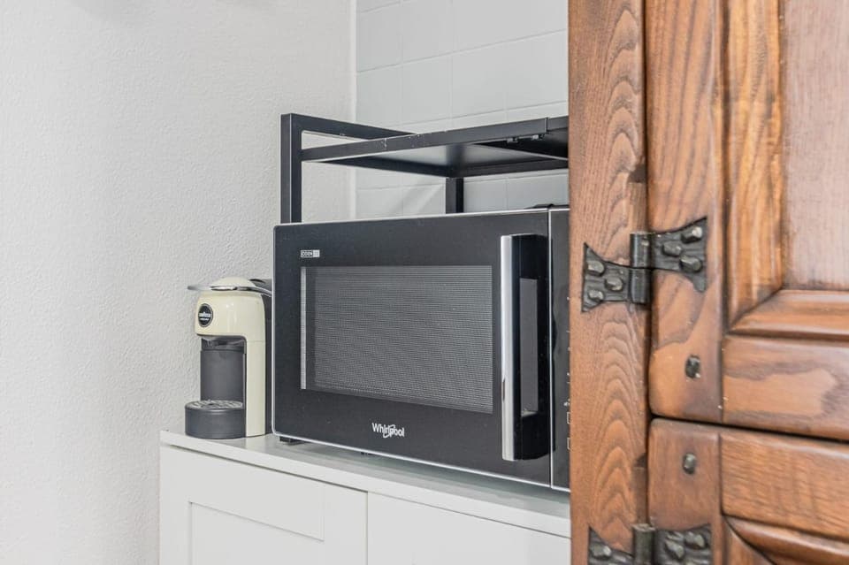 Kitchen or kitchenette, minibar, safe