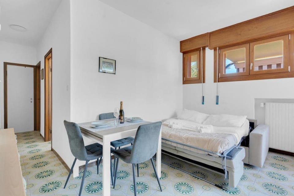 Day, Living room, Seating area