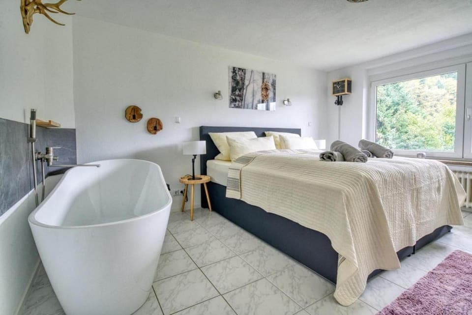 Bed, Photo of the whole room, Bedroom, Bath, towels