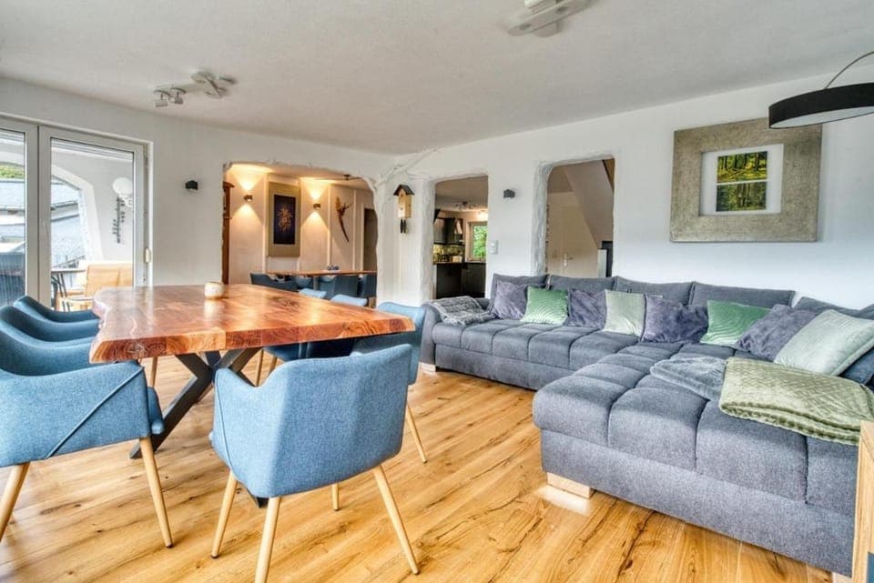 Communal lounge/ TV room, TV and multimedia, Living room, Seating area, Dining area