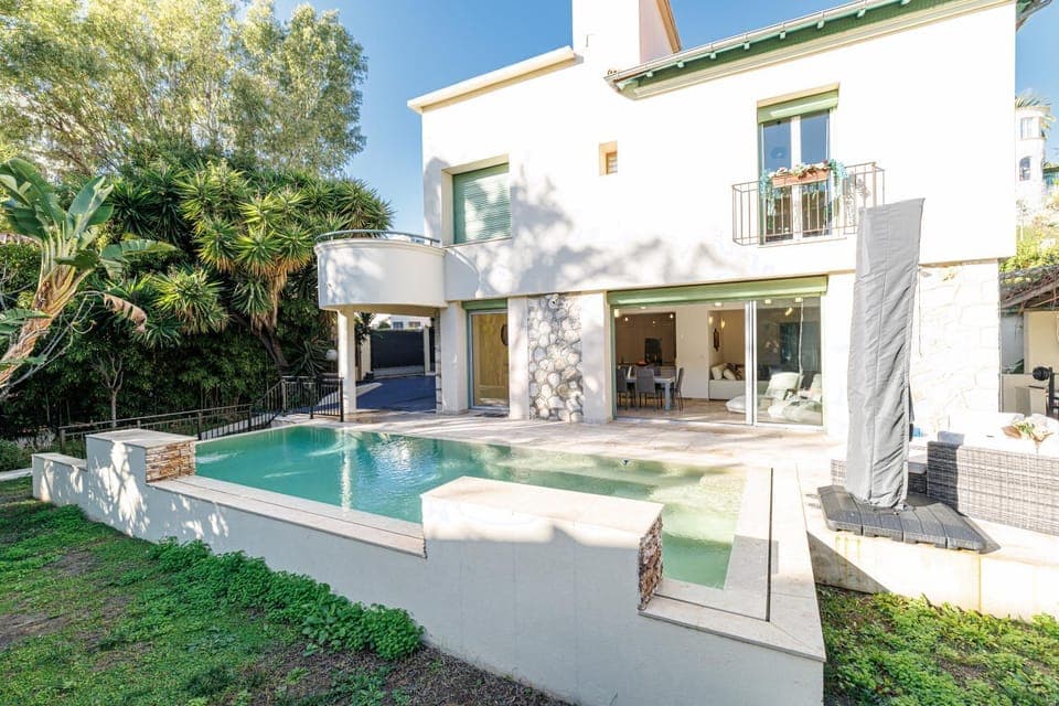 Property building, Patio, Day, Natural landscape, Garden, Garden view, Pool view, Swimming pool, Swimming pool, sunbed