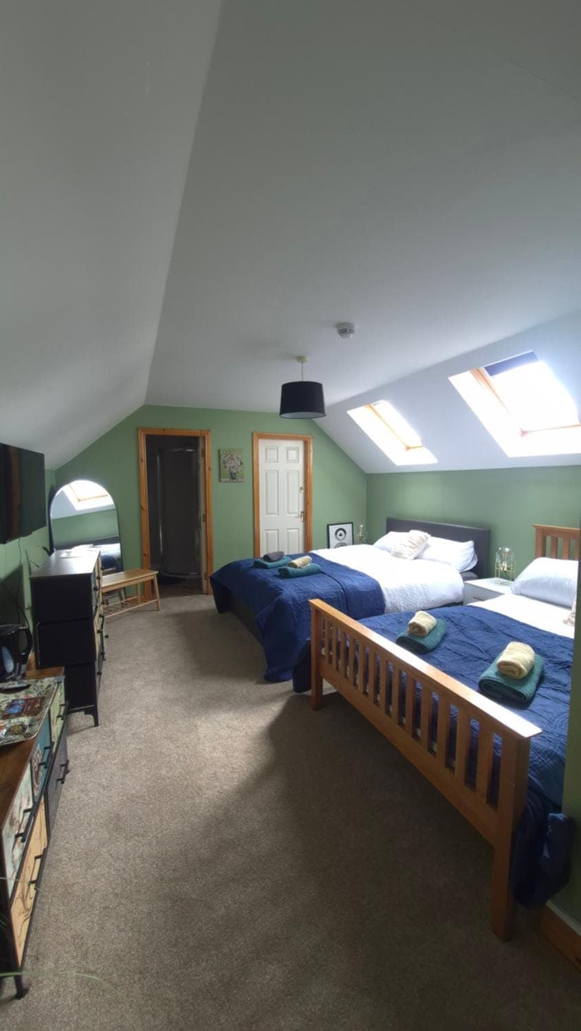 Bed, TV and multimedia, Photo of the whole room, Bedroom