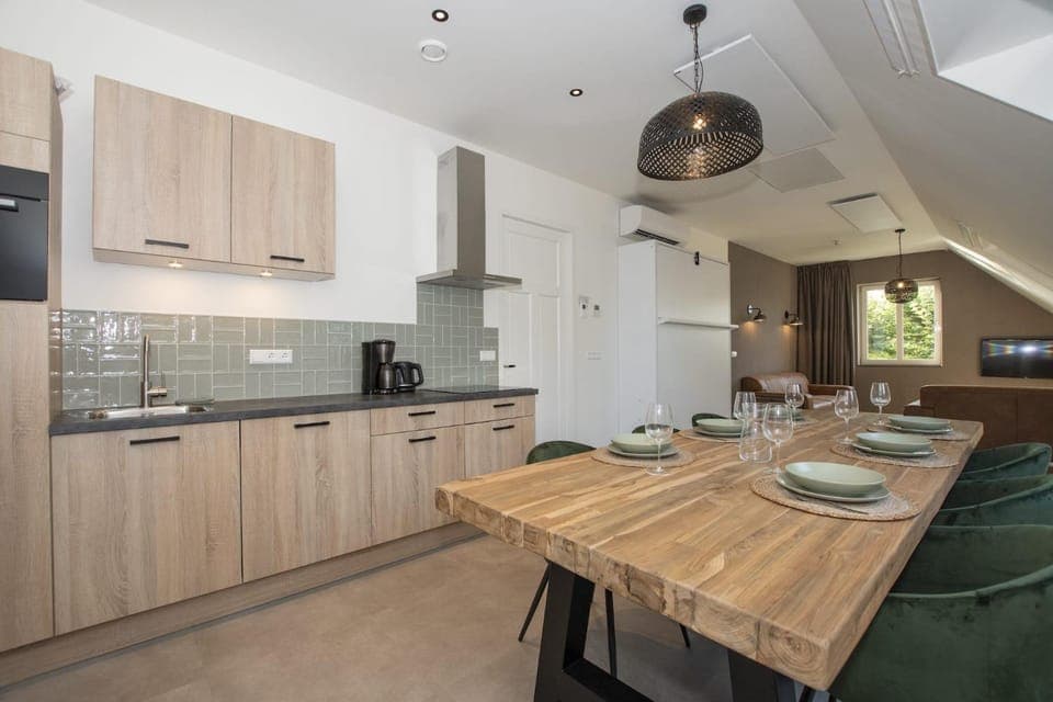 Coffee/tea facilities, Kitchen or kitchenette, Dining area, dishwasher, oven