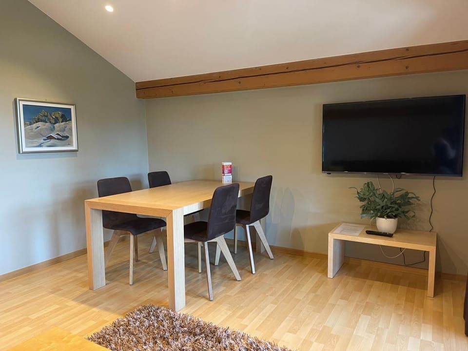 TV and multimedia, Living room, Seating area, Dining area