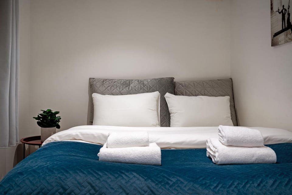 Bed, Photo of the whole room, Bedroom, towels