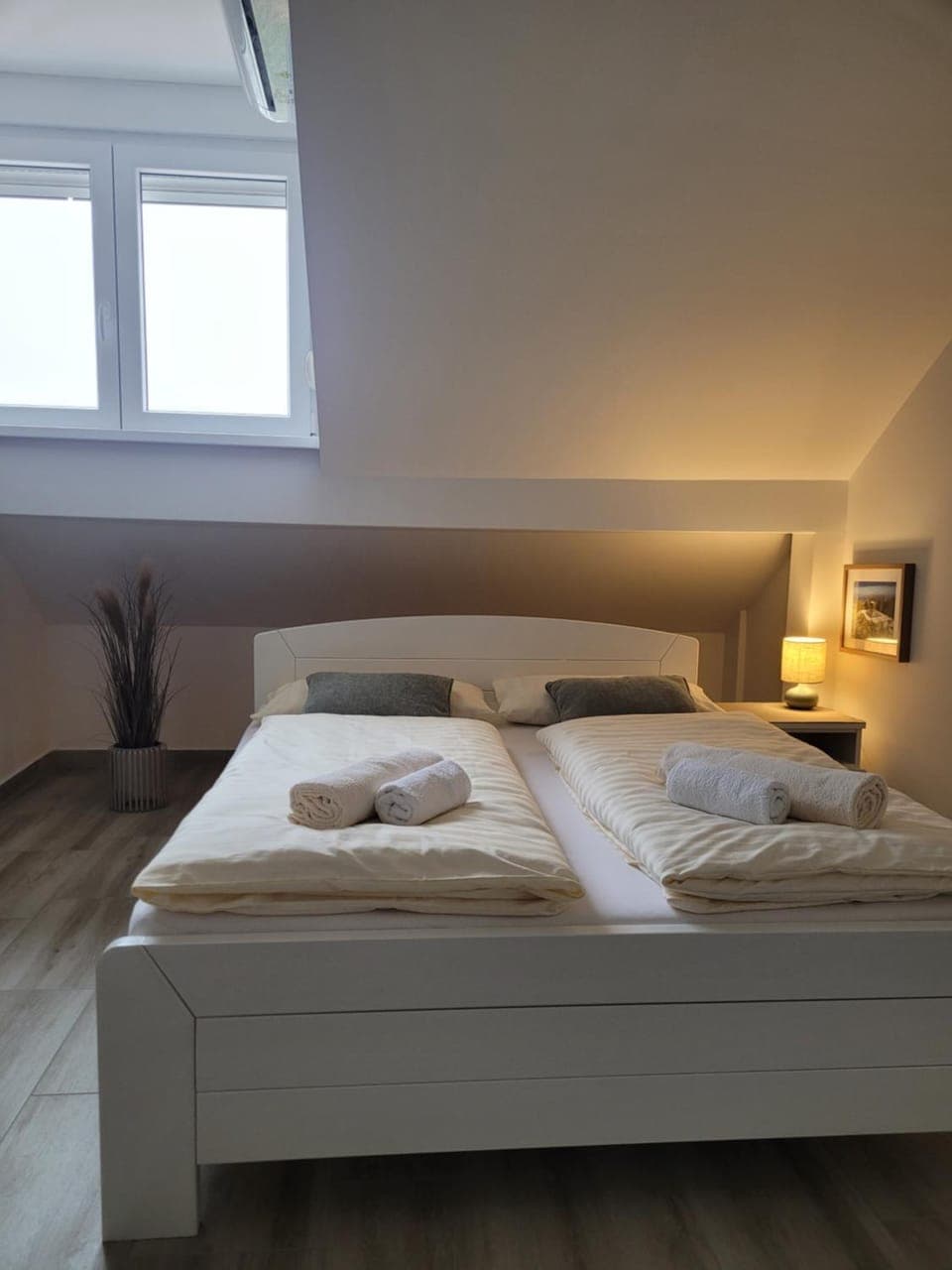 Bed, Bedroom, towels