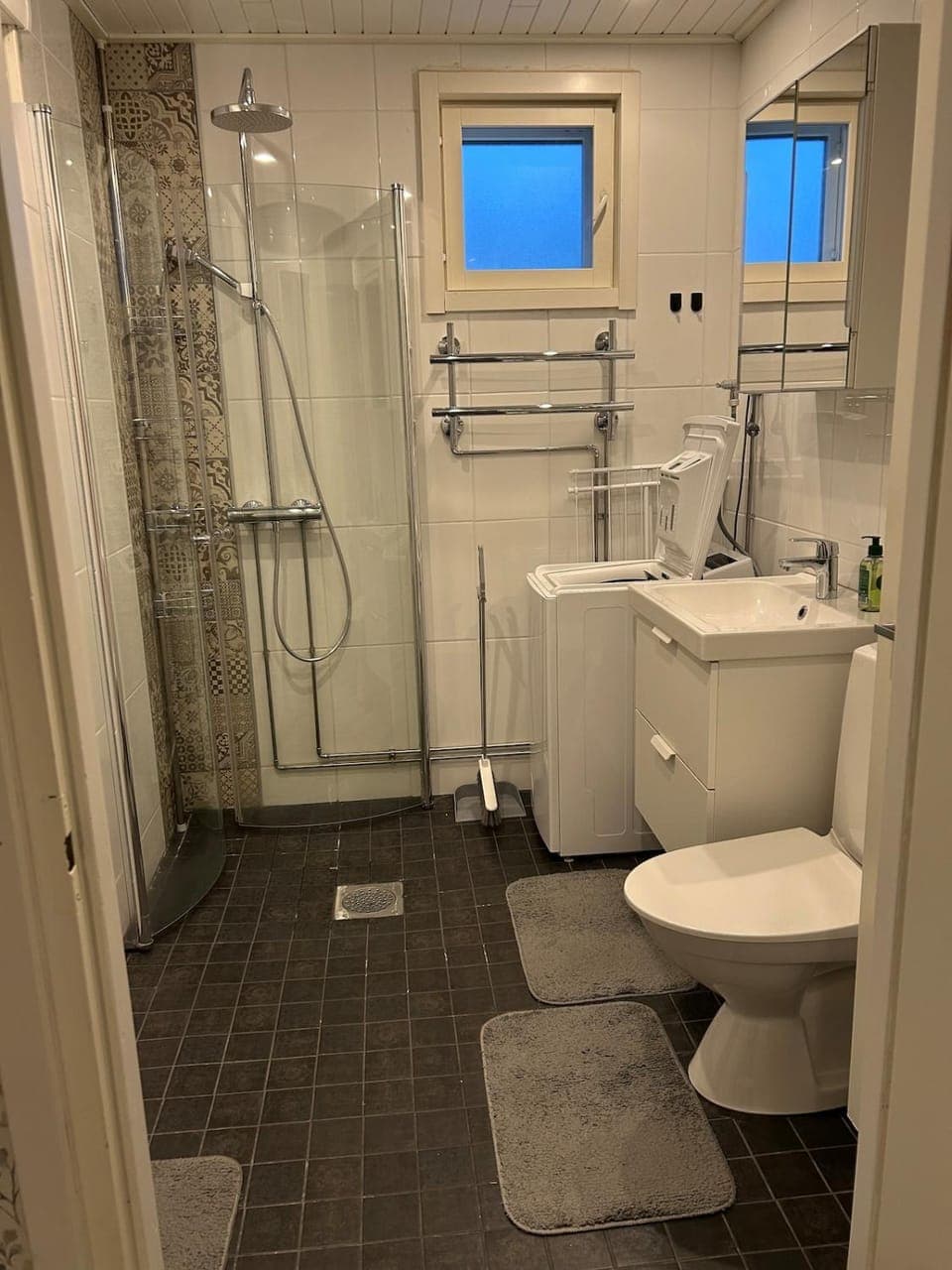 Shower, Toilet, Bathroom, towels