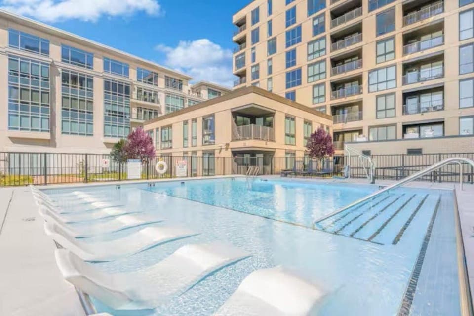 Swimming pool, sunbed