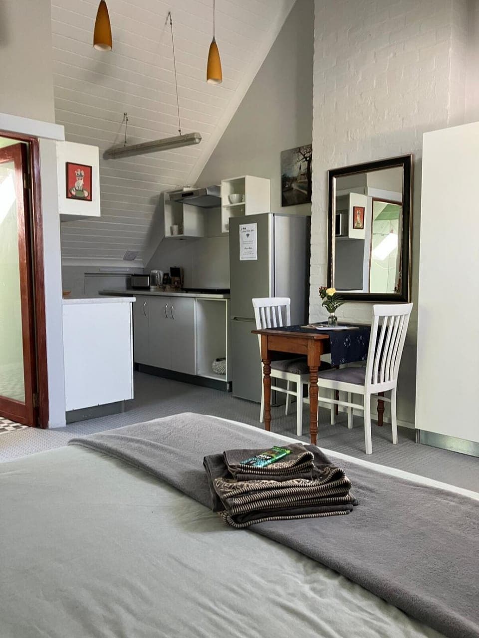 Kitchen or kitchenette, Dining area, stove