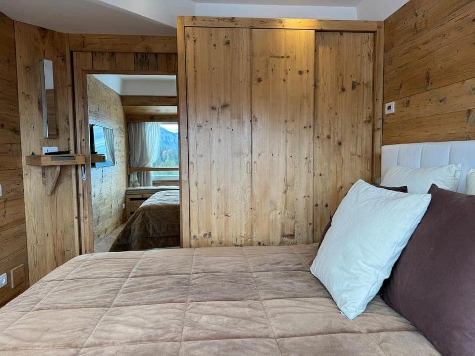 Bed, Photo of the whole room, Bedroom, wardrobe