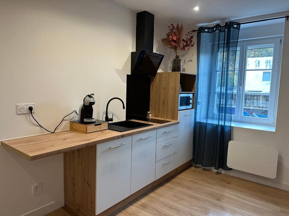 Coffee/tea facilities, Kitchen or kitchenette, stove