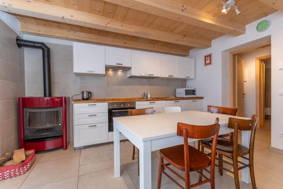 Kitchen or kitchenette, Dining area, oven, stove