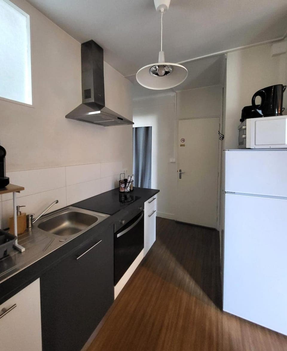 Kitchen or kitchenette, oven, stove
