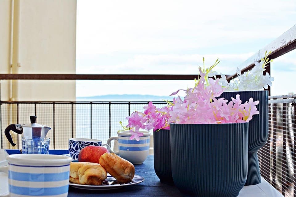 Natural landscape, View (from property/room), Balcony/Terrace, Food and drinks, Food, Sea view, Breakfast