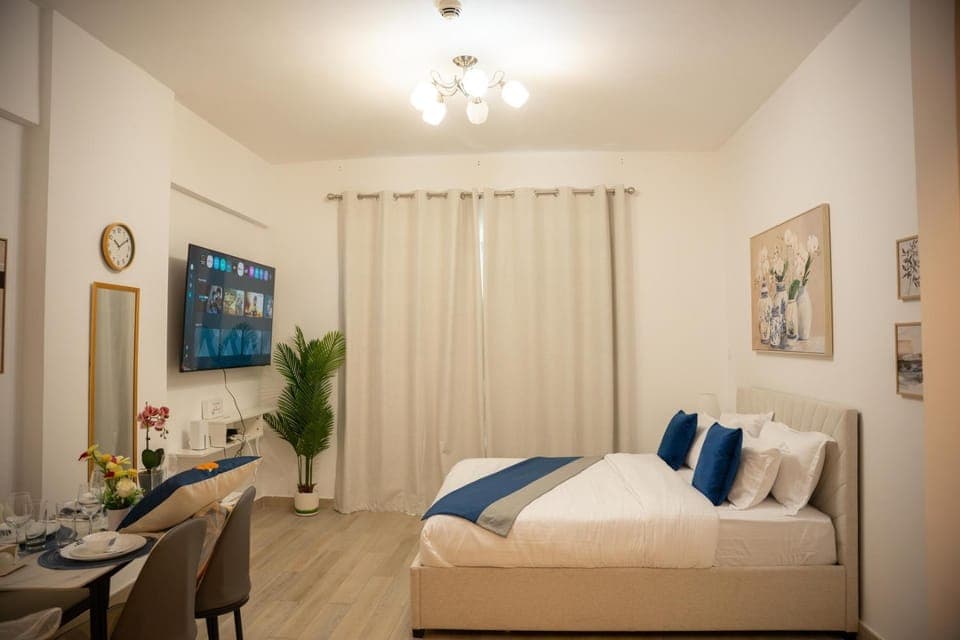 Bed, TV and multimedia, Bedroom