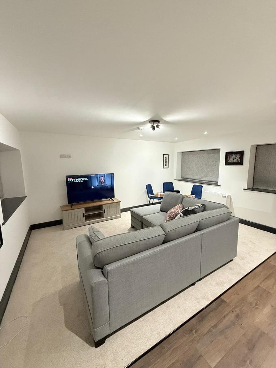 TV and multimedia, Kitchen or kitchenette, Living room, Seating area