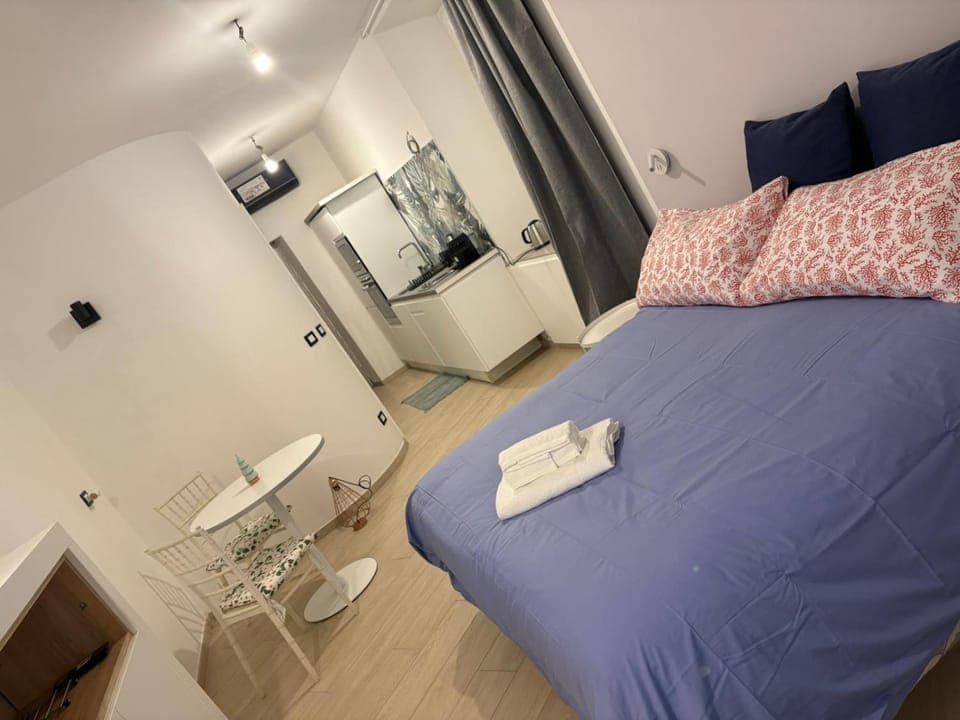 Photo of the whole room, kitchen