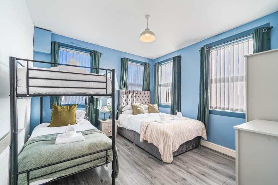 Bed, Bedroom, towels