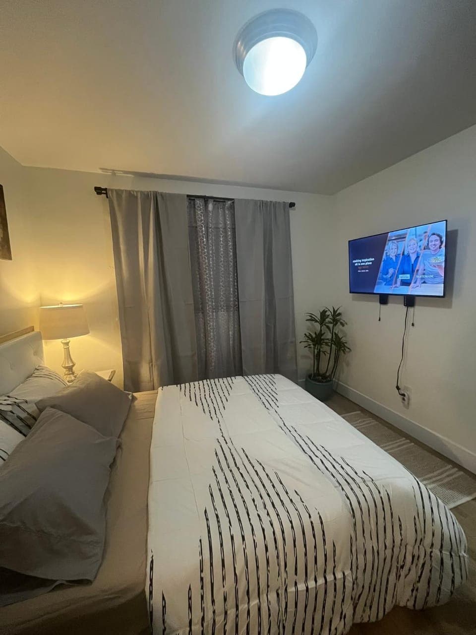 Bed, TV and multimedia, Photo of the whole room, Bedroom