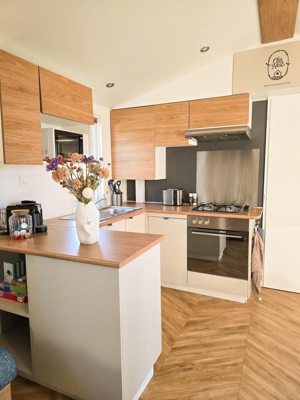 Coffee/tea facilities, Kitchen or kitchenette, dishwasher, microwave, oven, stove, toaster, kitchen