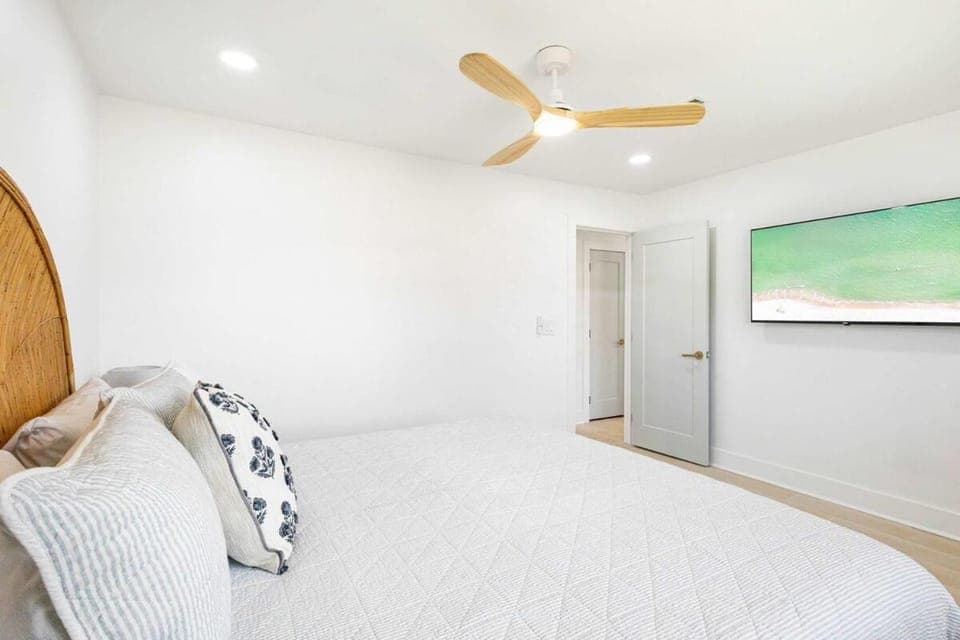 Sol Haus Stylish Coastal Retreat 3 Blocks to Beach Screened Porch Fast Wi Fi House in Sunnyside