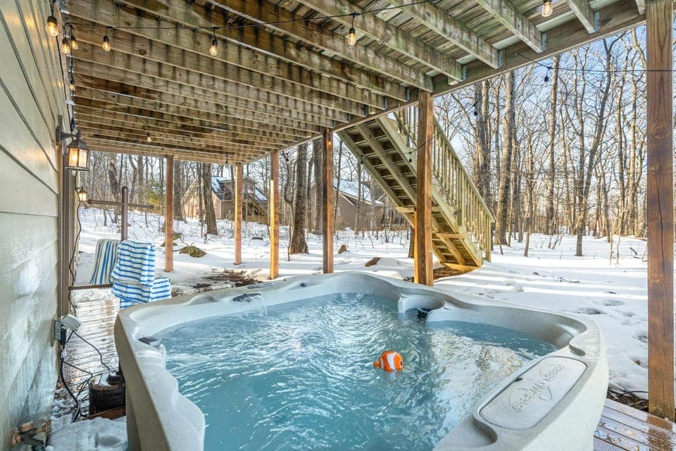 Spacious Family Retreat-Hot tub & Game Room House in Massies Mill