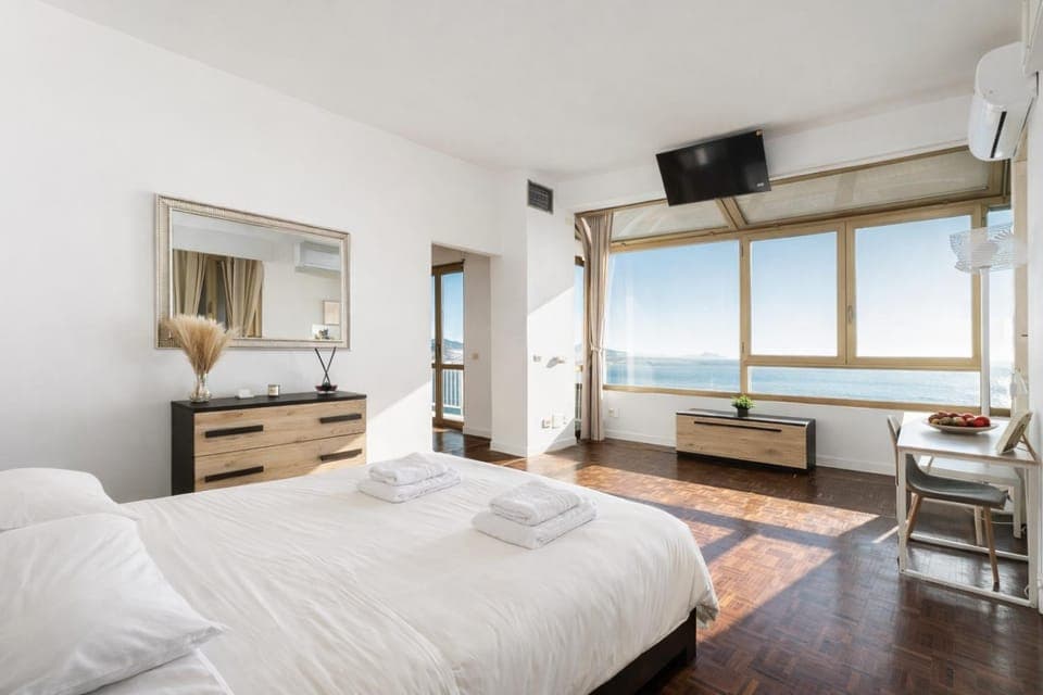 Bed, TV and multimedia, Photo of the whole room, Bedroom, Sea view, towels
