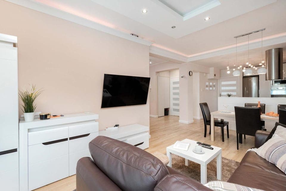 TV and multimedia, Kitchen or kitchenette, Living room, Seating area, Dining area