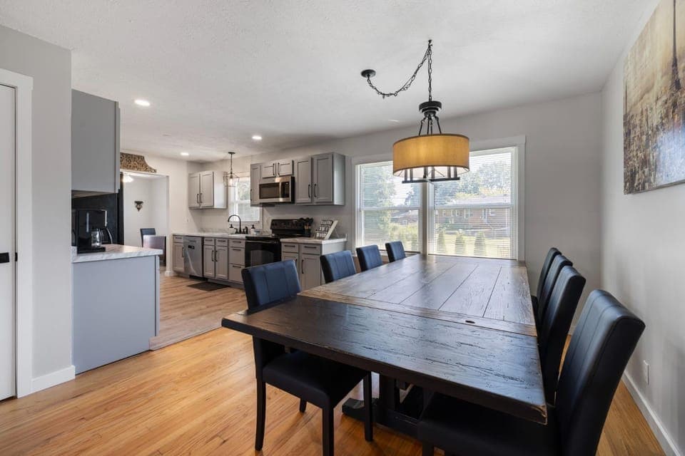 Newly Renovated 5BR 2 Living Rooms Sleeps 10 House in Saint Matthews