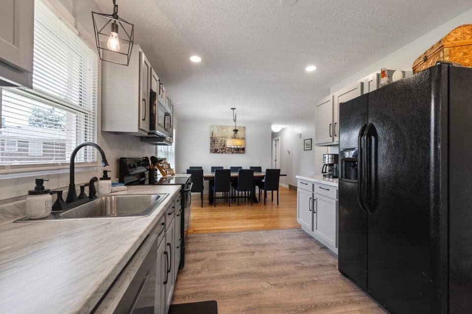 Newly Renovated 5BR 2 Living Rooms Sleeps 10 House in Saint Matthews