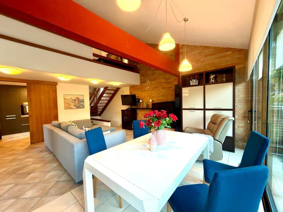 TV and multimedia, Living room, Seating area, Dining area