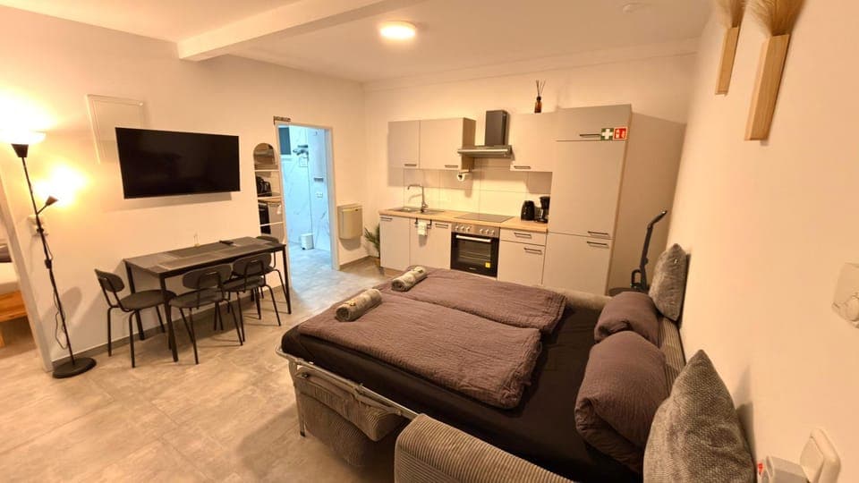 TV and multimedia, Kitchen or kitchenette, Living room, Seating area, Dining area, oven, stove