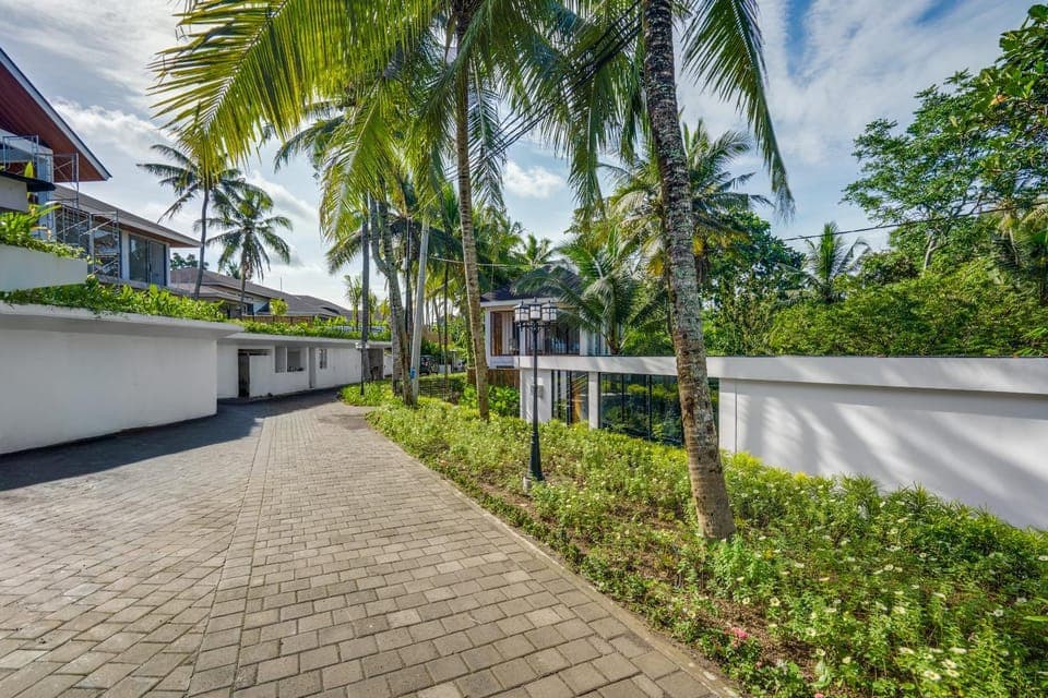 Facade/entrance, Neighbourhood