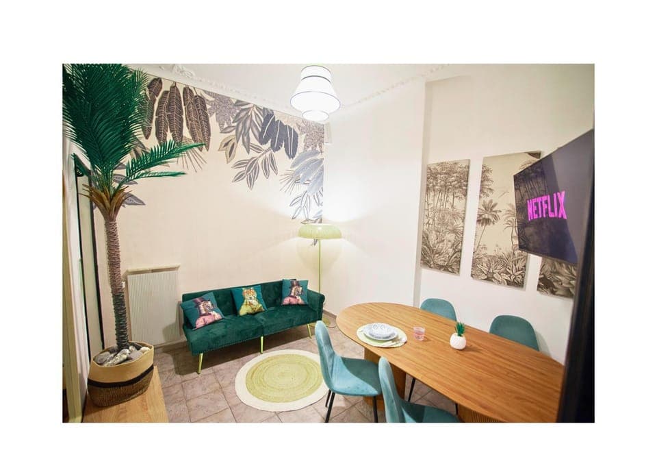 Bed, TV and multimedia, Living room, Decorative detail, Seating area, Dining area, heating, heating, internet, internet