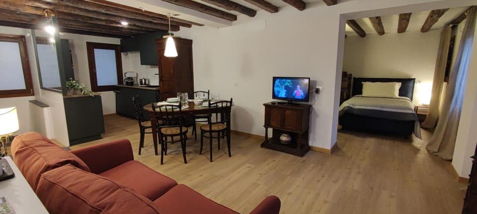 TV and multimedia, Kitchen or kitchenette, Living room, Seating area, Dining area