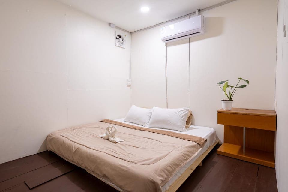 Bed, Photo of the whole room, Bedroom, air conditioner